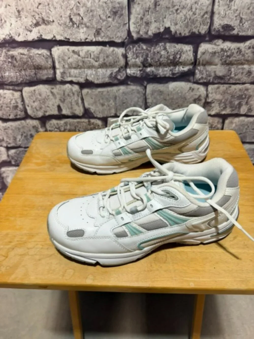 Vionic White & Turquoise Lace Up Sneakers Size 9